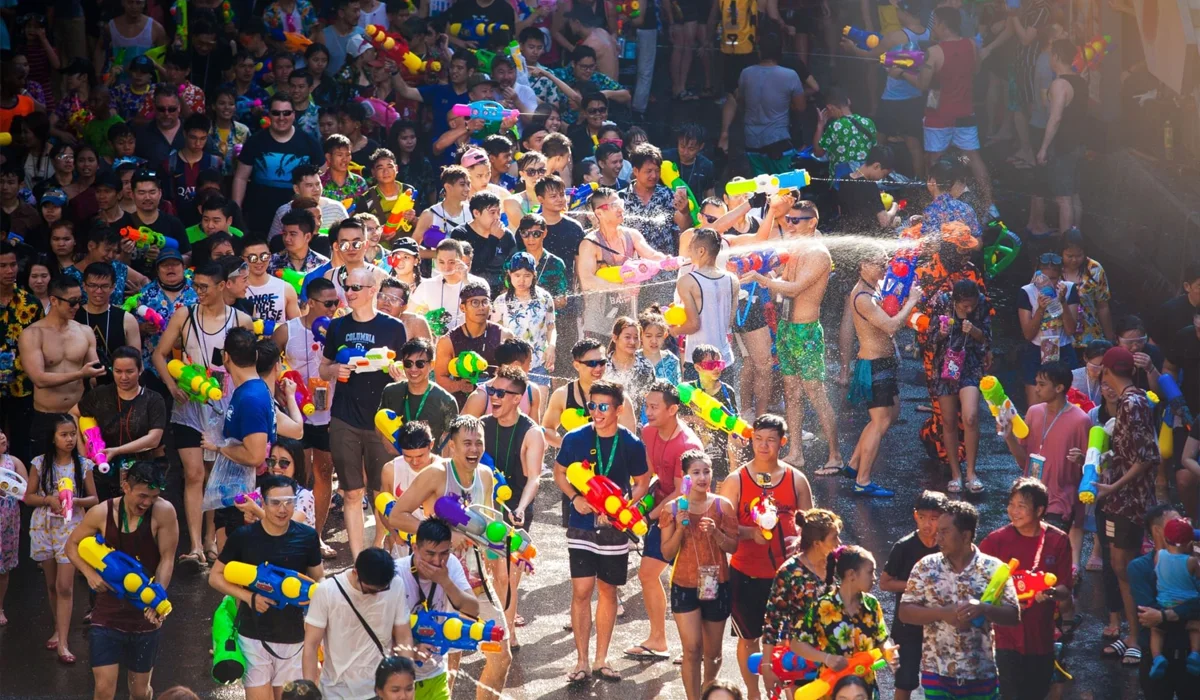Selain-Gaji-Besar,-Festival-Songkran-Juga-Jadi-Alasan-WNI-Betah-di-Kamboja!