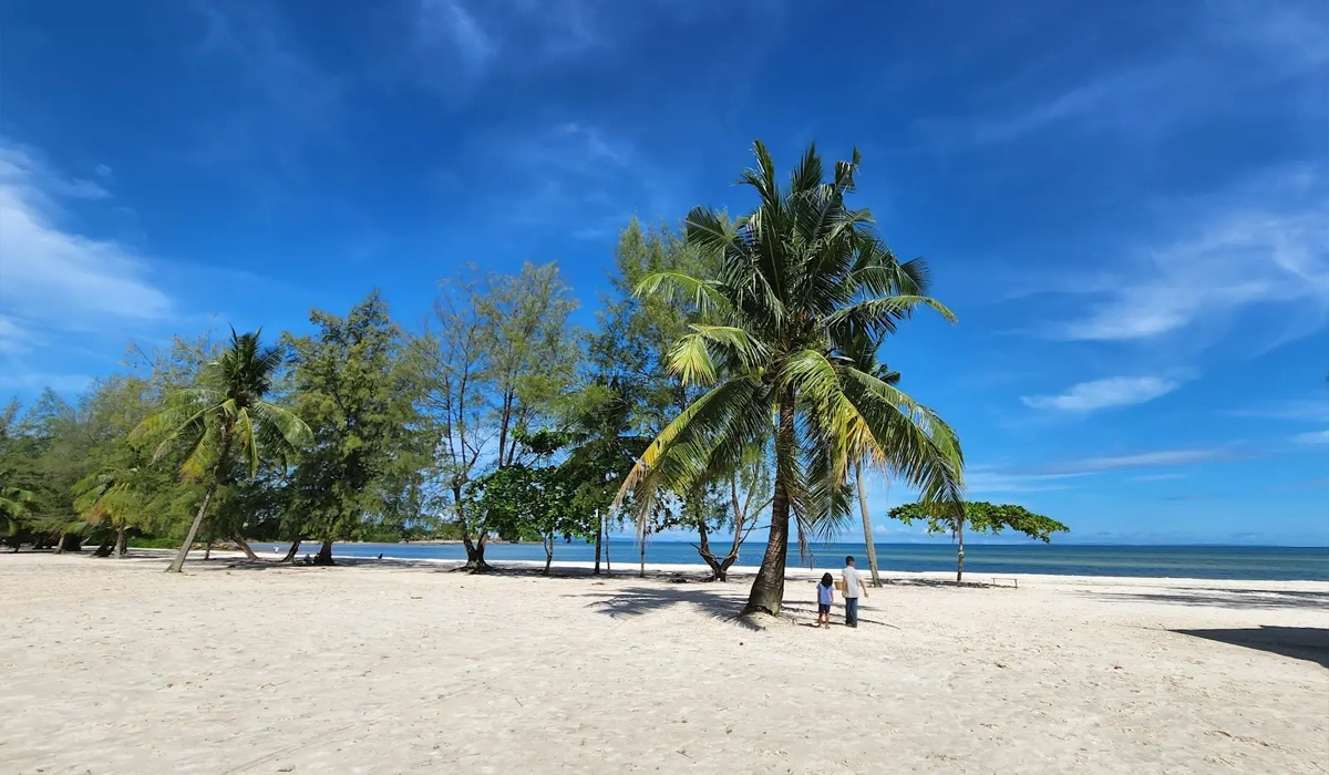 Pesona-Tersembunyi-Prek-Treng-Beach,-Surga-Pantai-di-Kamboja