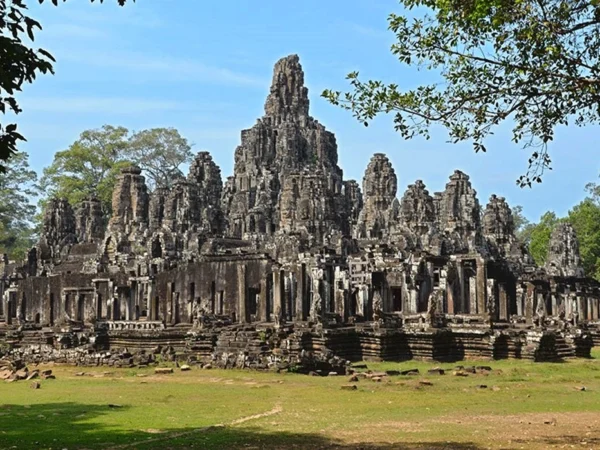 Pesona Candi Bayon, Ikon Wisata Spiritual Dan Sejarah Di Jantung Kamboja