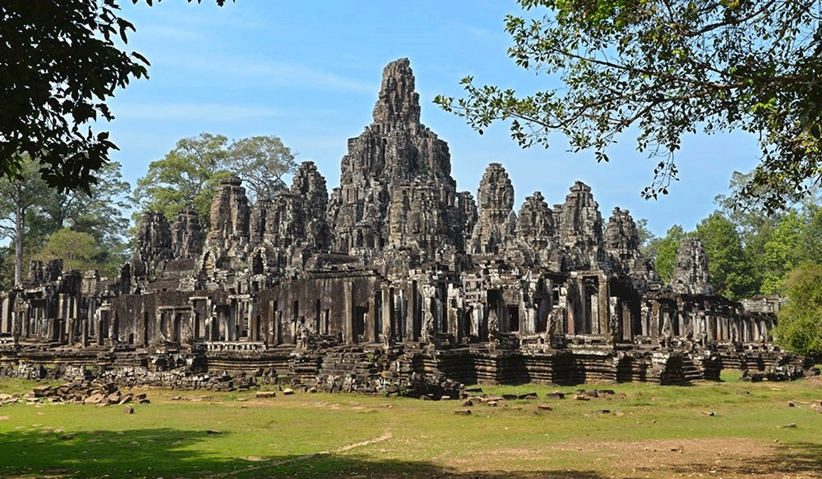 Pesona Candi Bayon, Ikon Wisata Spiritual Dan Sejarah Di Jantung Kamboja