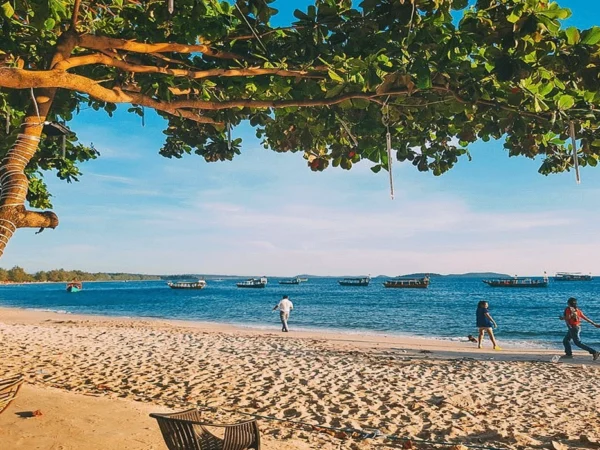 Liburan-Santai-di-Pantai-Serendipity-Beach,-Kamboja-yang-Memikat