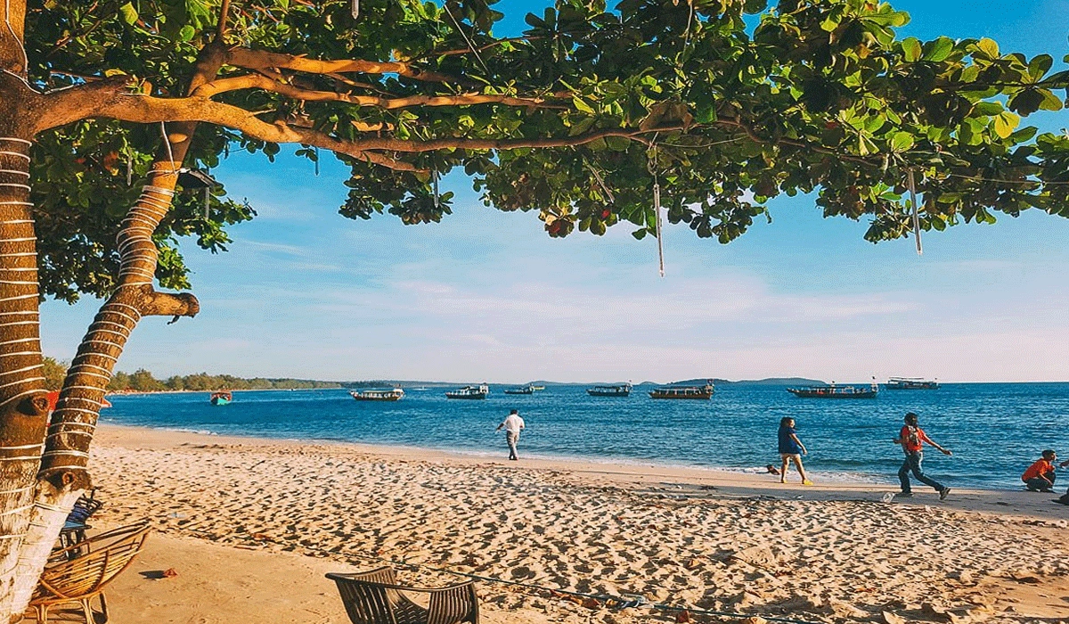 Liburan-Santai-di-Pantai-Serendipity-Beach,-Kamboja-yang-Memikat