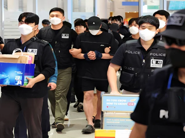 Warga Korsel yang Ditahan di Kamboja Pulang Dengan Tangan Borgol