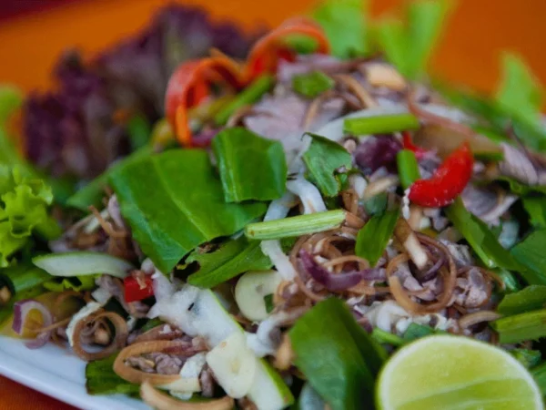 Lap Khmer, Salad Daging Segar Khas Kamboja Yang Kaya Rempah