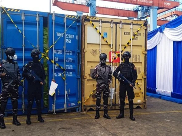 Bongkar Jaringan Mafia Rokok Ilegal, Dua Kontainer Dari Kamboja Dicegat di Pontianak