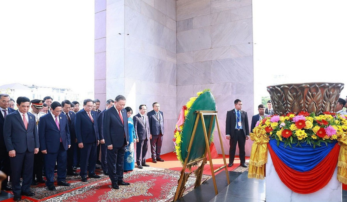Momen Bersejarah di Phnom Penh! Komite Sentral Partai Letakkan Karangan Bunga di Monumen Persahabatan Kamboja–Vietnam