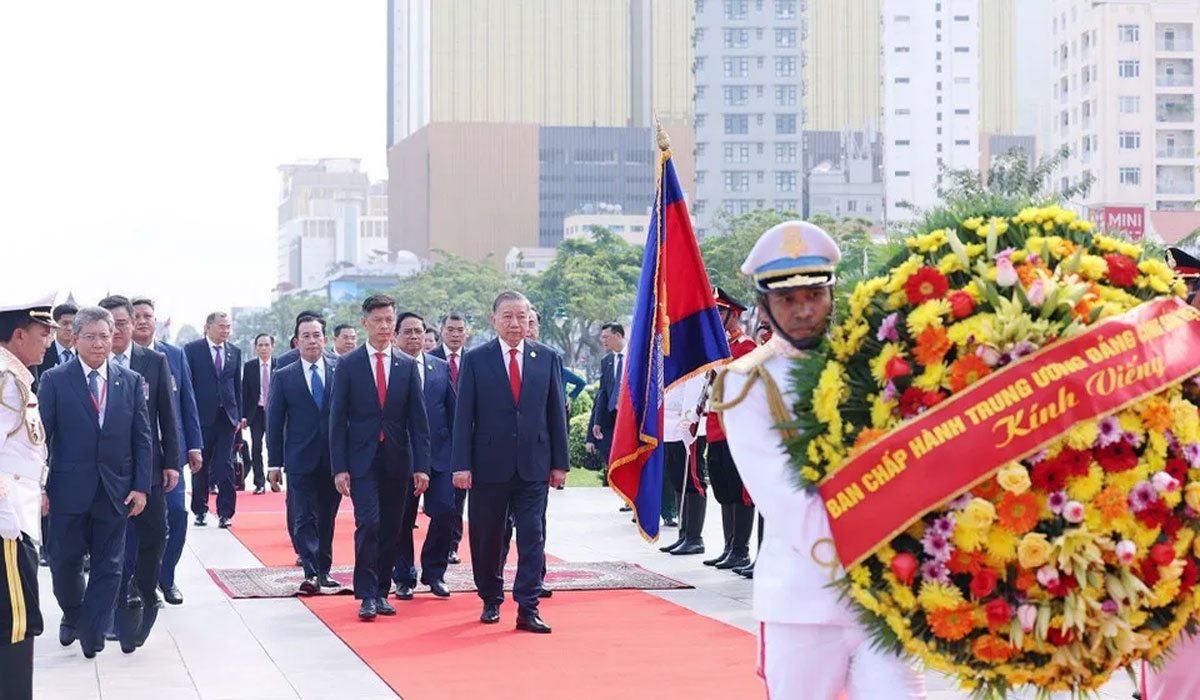 Momen Bersejarah di Phnom Penh! Komite Sentral Partai Letakkan Karangan Bunga di Monumen Persahabatan Kamboja–Vietnam Momen Bersejarah di Phnom Penh! Komite Sentral Partai Letakkan Karangan Bunga di Monumen Persahabatan Kamboja–Vietnam